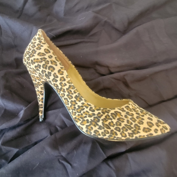 Highlights cheetah high heel shoes. Sz 7 pointed toe stiletto. - Picture 3 of 3